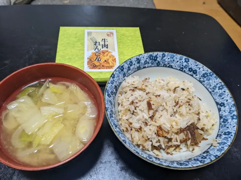 夜勤明け頂き物の牛肉れんこんの佃煮を使用した炊き込みご飯、白菜・長葱・と生姜の煮干しと昆布の味噌汁|Tarou  Masayukiさん