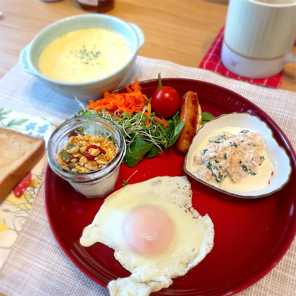 Snapdishの料理写真:目玉焼き失敗した朝食|leimomiさん