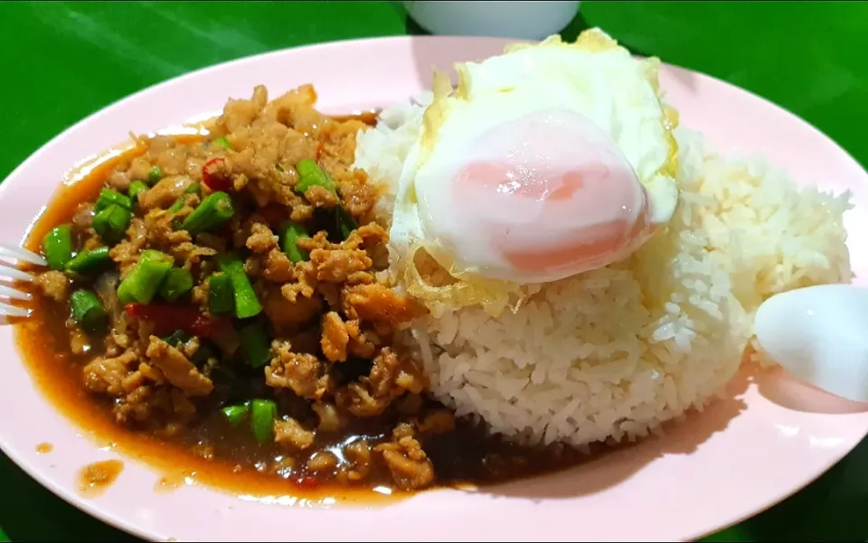 🇹🇭 minced chicken basil ~ @ coffeeshop 
Naga Thai Food ♡ is nice 😋 Saturday Lunch|🌷lynnlicious🌷さん