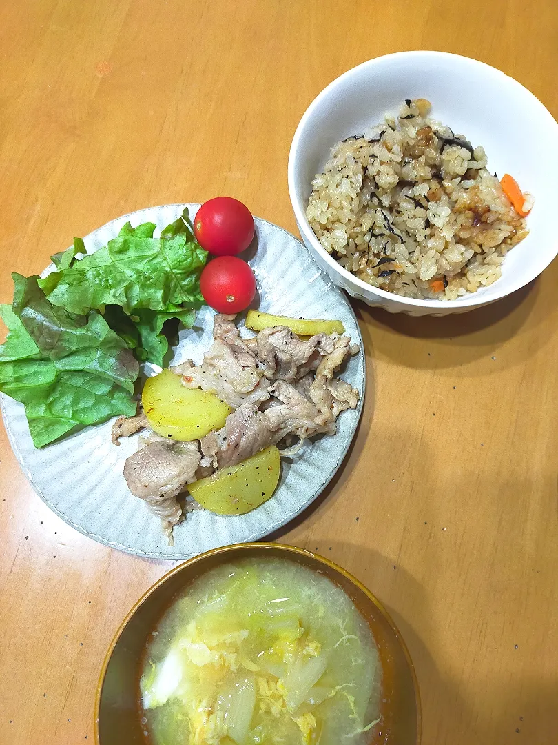 豚こまとじゃがいものスパイシー炒め
鶏肉とひじきの炊き込みご飯
キャベツと卵の味噌汁|羊さんさん