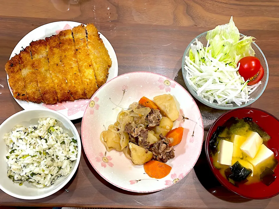 肉じゃが　豆腐とわかめの味噌汁　大根サラダ　とんかつ|おさむん17さん