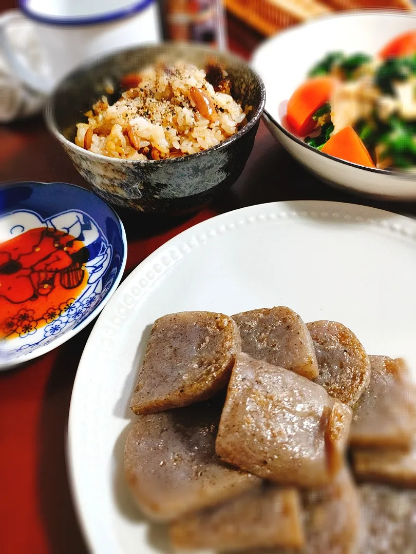 Snapdishの料理写真:こんにゃく焼き焼肉風とミックスナッツの炊き込みご飯、鶏ハムサラダ|mikeyさん