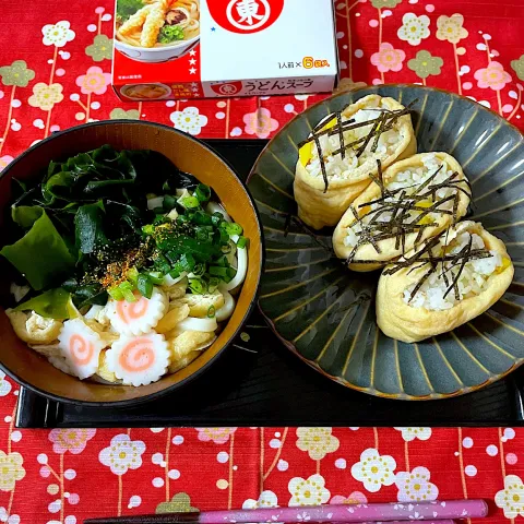 「うどんスープ」を使ってみたSnapdishの料理・レシピ写真:うどんスープで作るお稲荷さん&わかめうどん✨