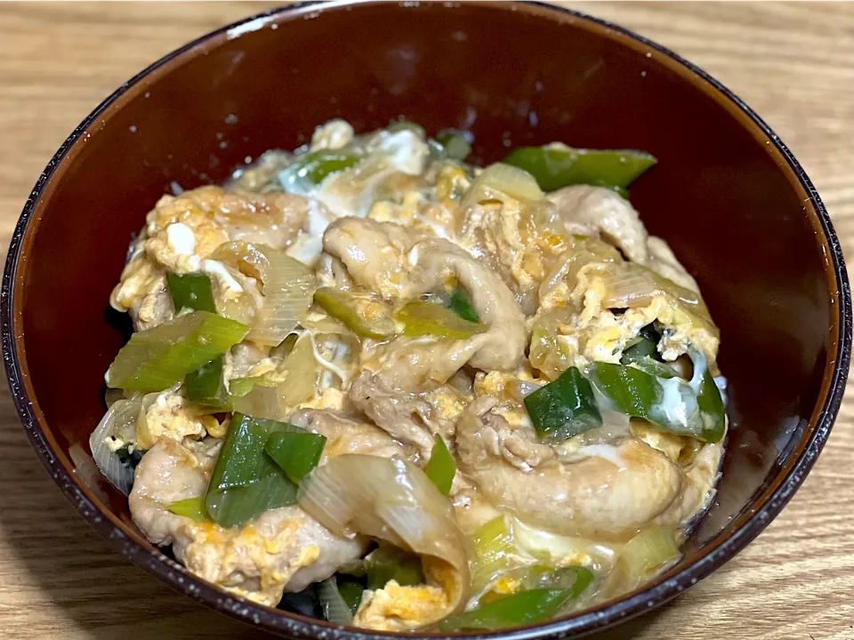 Snapdishの料理写真:☆鶏皮と長ねぎの卵とじ丼|まぁたんさん