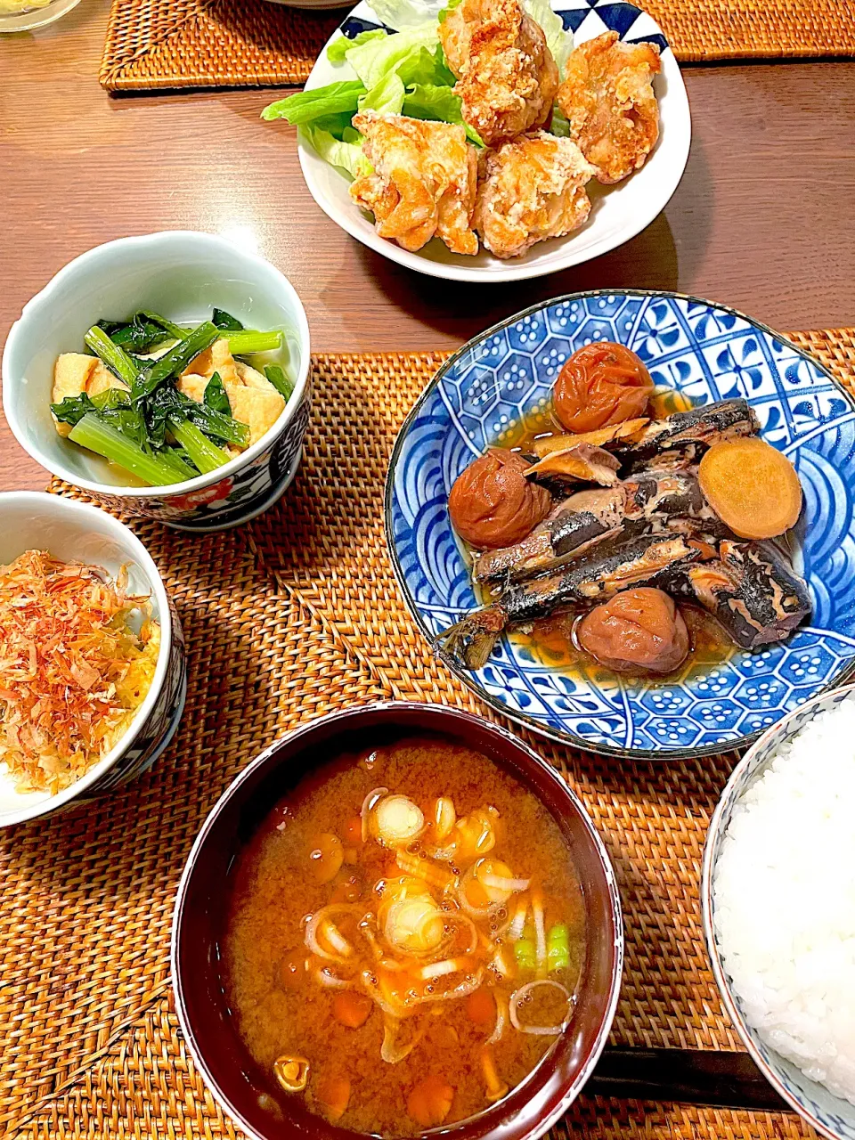 イワシの梅煮、鶏の唐揚げ、小松菜の煮浸し、焼き茄子、なめこの味噌汁|taka-chanさん