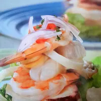 CEBICHE MIXTO 
(4 porciones)

INGREDIENTES 
1 filete de corvina fresca de 500 gramos
8 langostinos U-15 cocidos
4 tentáculos de pulpo cocidos y picados
4 mejill|Juan Arroyoさん