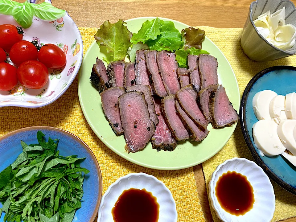 Snapdishの料理写真:ホットクックでローストビーフ🍖、紫蘇と豆腐のおさしみ、青パパイヤの梅酢漬け|1614さん