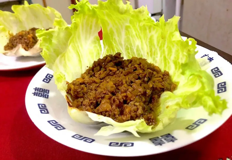 Snapdishの料理写真:北京料理 生菜包鬆“ｽﾝﾂｧｲﾊﾟｫｿﾝ”（ひき肉と野菜のレタス包み）|イシュタール石井さん