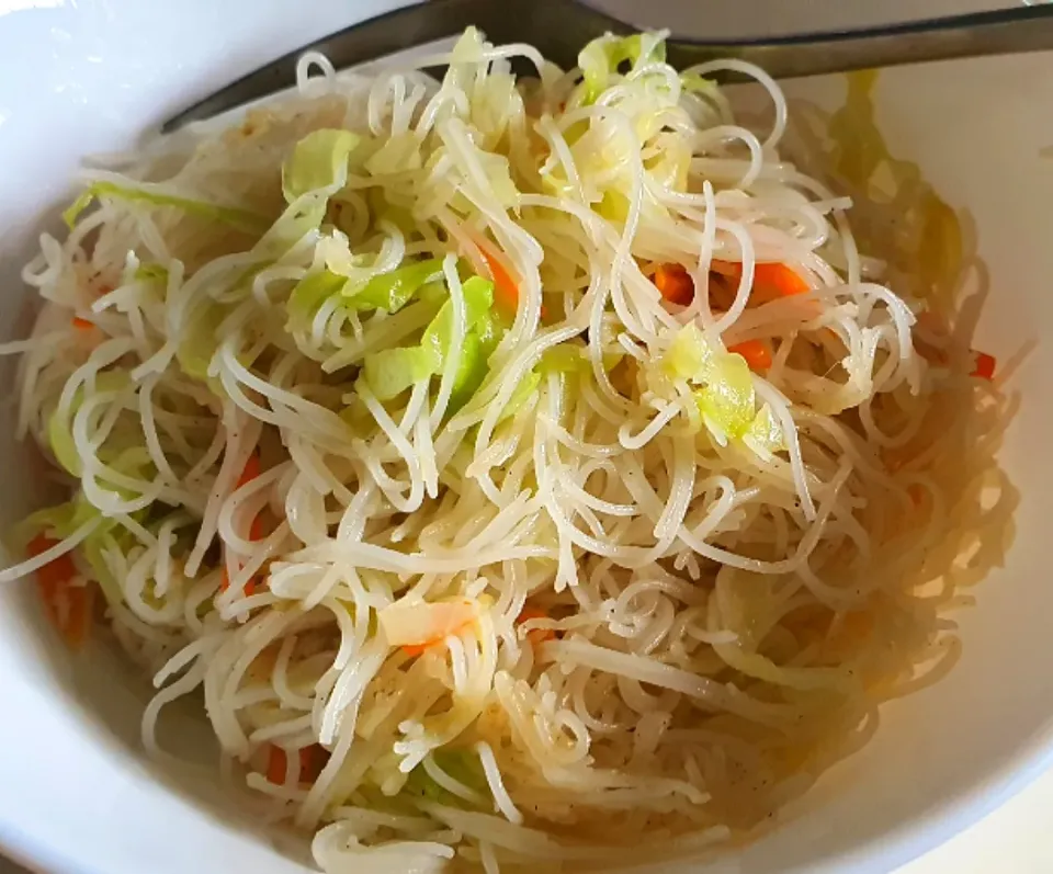 Good morning! Simple breakfast beehoon cabbage + carrots 🥕 
seasoning with fish sauce + white pepper+ salt+ toss with 猪油 🥰😋|🌷lynnlicious🌷さん