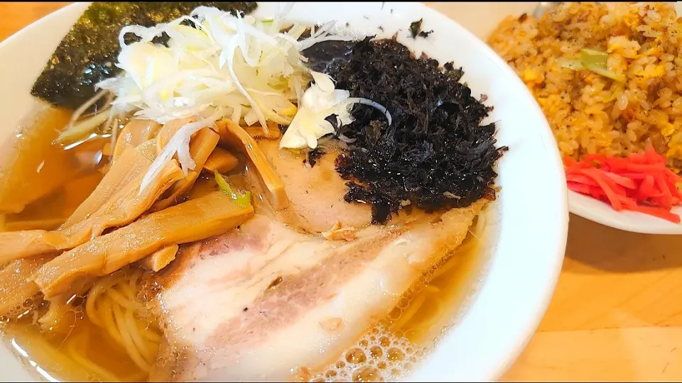 【TRY ラーメン大賞2019 - 2020 
新人賞にぼし部門第1位】
新潟中華そば うめ川
ラーチャン (煮干中華そばと
半炒飯のセット、1,100円)
＋岩のり (うめ川Tシャツ着用無料)
＋メンマ (裏メニュー、100円)
@板橋区役所前5分
(赤羽から徒歩37分)
22253|大脇さん