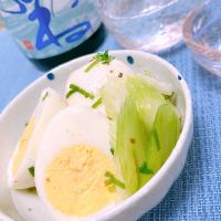 ゆで卵とセロリの浅漬けと日本酒（かたふね）