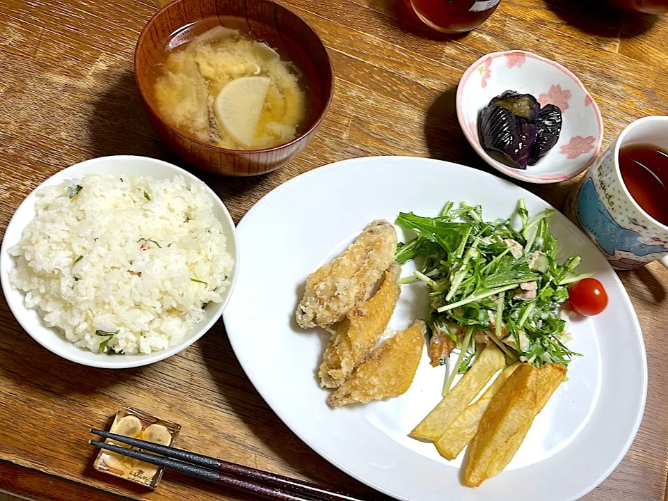 手羽中の塩唐揚げ・ポテト・水菜のサラダ・茄子の煮浸し・味噌汁・鯛めし|ちびろ菌さん