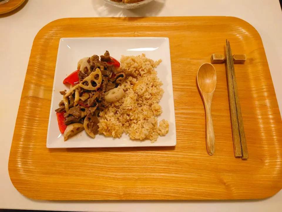 今日の夕食　牛肉とれんこんのナンプラー炒め|pinknari🐰🌈さん