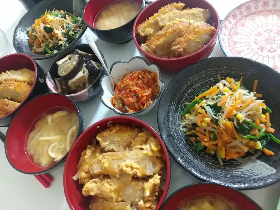 Snapdishの料理写真:夕食(*^^*)
カツ丼
もやしとほうれん草とニンジンとコーンのナムル
なすと厚揚げのみぞれ煮
キムチ
お味噌汁(大根、油揚げ)|プリン☆さん