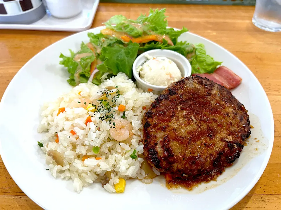 Snapdishの料理写真:今日のランチ🍽 エビピラフ&ハンバーグプレート✨|yokoさん