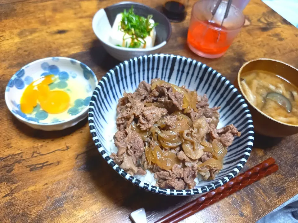 ・牛丼
・冷奴
・茄子と揚げのみそ汁|ちりさん