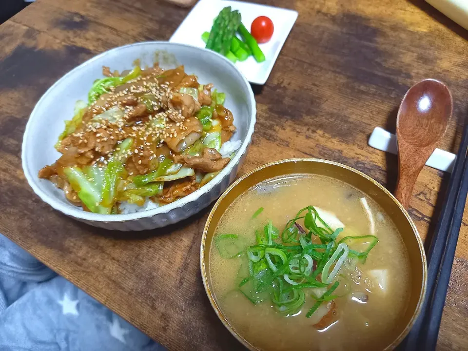 ・豚とキャベツの甘辛丼
・豚汁
・アスパラ＆トマト|ちりさん