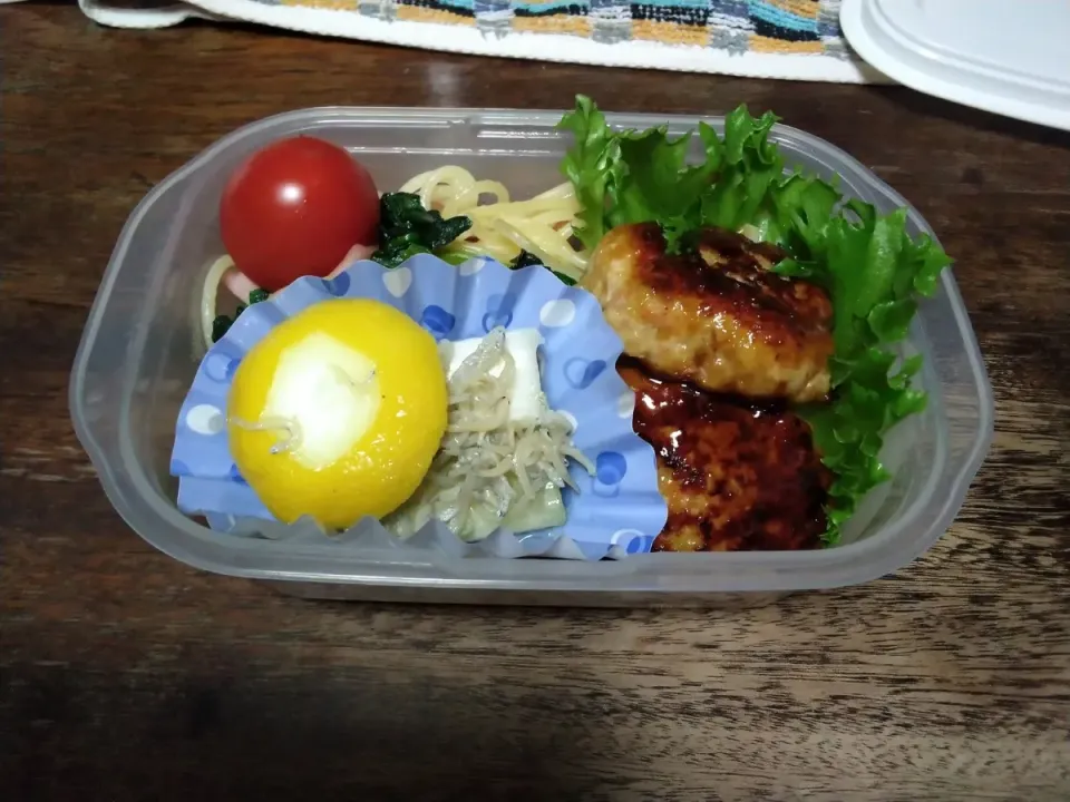 お弁当のおかず(ほうれん草とハムの和風パスタ、鶏つくねバーグ、長ねぎのマリネ)|にんにくと唐辛子が特に好き❤️(元シャリマー)さん