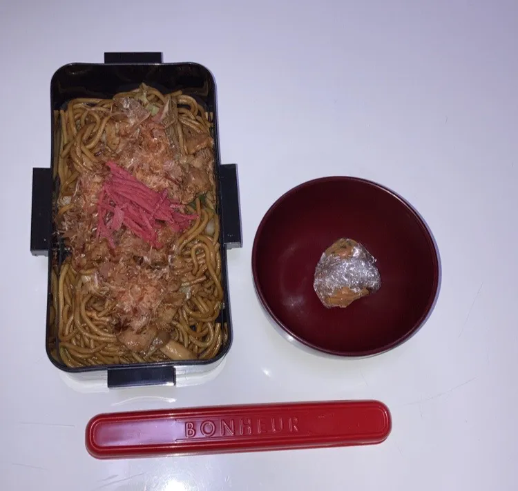 Snapdishの料理写真:パパ弁☆焼きそば☆みそ玉。作ってから気づいた。土曜日のパパ弁も焼きそばやった😅|Saharaさん