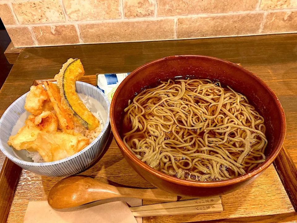 Snapdishの料理写真:鶏天丼とダッタンそば@東京バッソ(馬喰町)|yoooochanさん