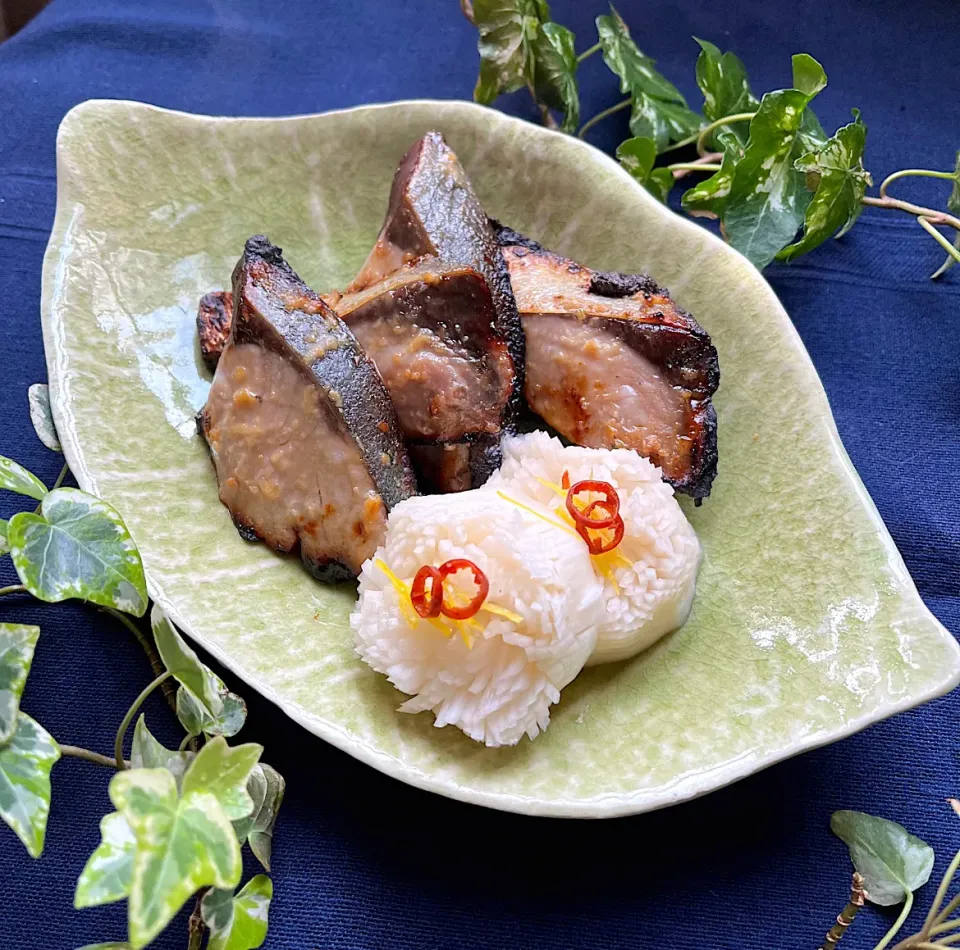 Snapdishの料理写真:🐟鰤の味噌漬け焼きと菊花蕪🌿く|Hollyさん