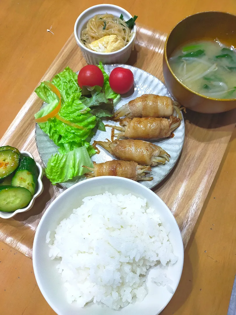 豚バラもやし巻き
ニラと卵の春雨炒め
もやしとほうれん草の味噌汁|羊さんさん