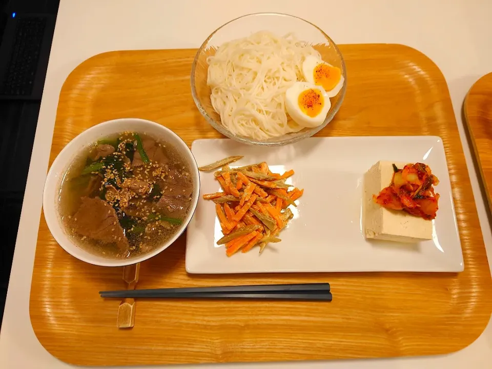 Snapdishの料理写真:今日の夕食　牛肉のナンプラーそうめん、ごぼうサラダ、キムチのせ冷奴|pinknari🐰🌈さん