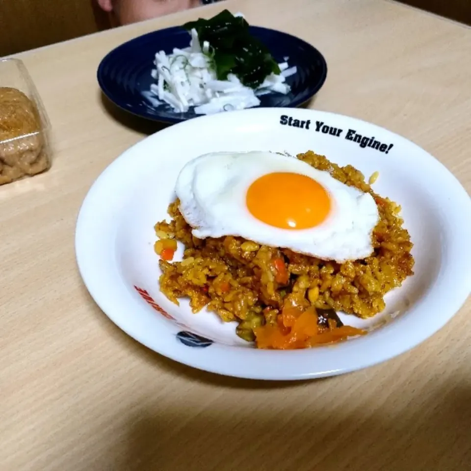 Snapdishの料理写真:自家製ドライカレー　辛口
大根サラダ　わかめのせ。|ariyo4200さん