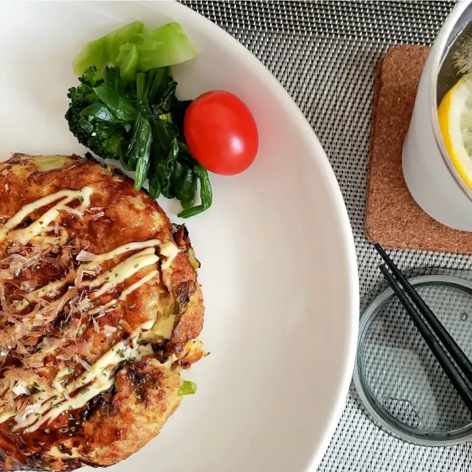 さらにヘルシー ✱レタス＆オニオンで作る鶏胸肉のオートミールお好み焼き✱‪‪𓂃 𓈒🍳|Yuunaさん