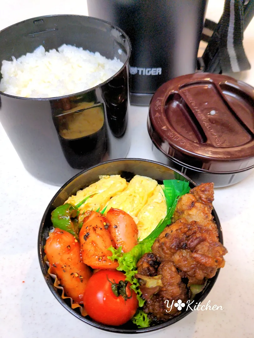 今日のお弁当☆
♣だし巻き卵、ウィンナーとピーマンのケチャップ炒め、唐揚げ、サラダ、味噌汁♣早出の旦那の為に急いで詰めました。|yuriさん