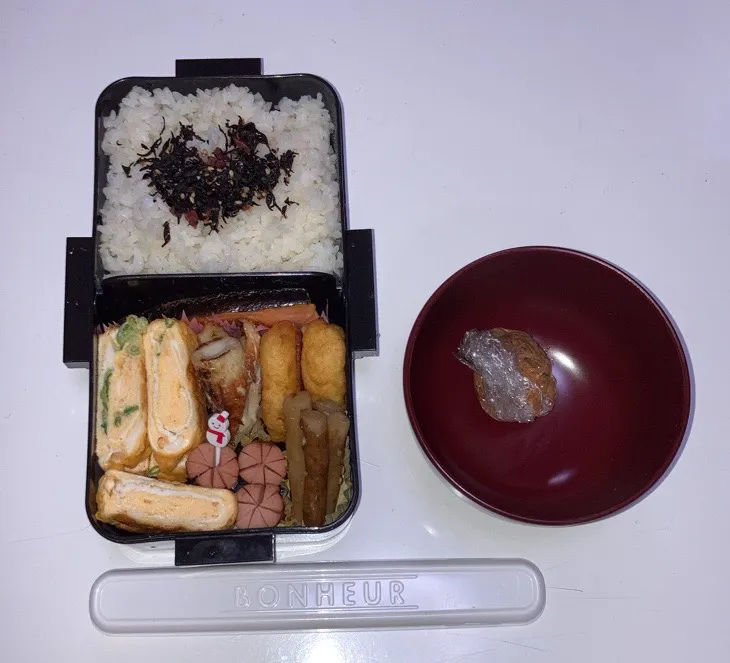 Snapdishの料理写真:パパ弁☆葱入り卵焼き☆ウインナー☆kiriチーズ入りナゲット☆ちくわの醤油マヨソテー☆たたきごぼう☆鮭☆みそ玉|Saharaさん