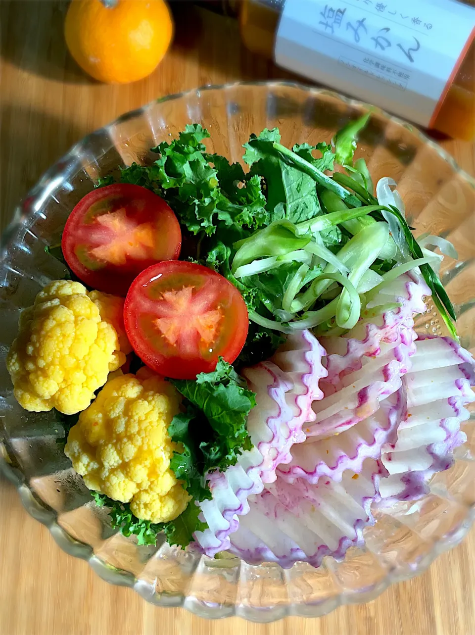 オレンジカリフラワーとトマトとプンタレッラと大根とカーリーケールの塩みかんドレッシングサラダ🥗|9421beruさん