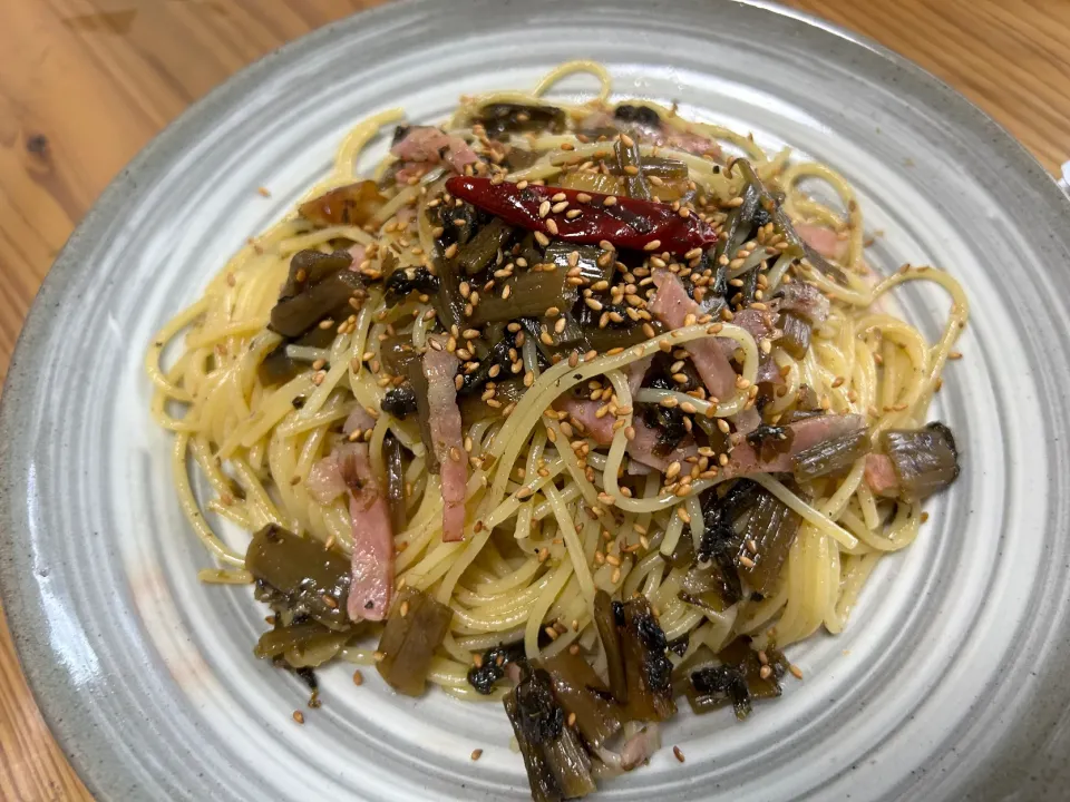 Snapdishの料理写真:野沢菜とベーコンの和風ペペロンチーノ🥬🥓🌶🔥🍝|buhizouさん