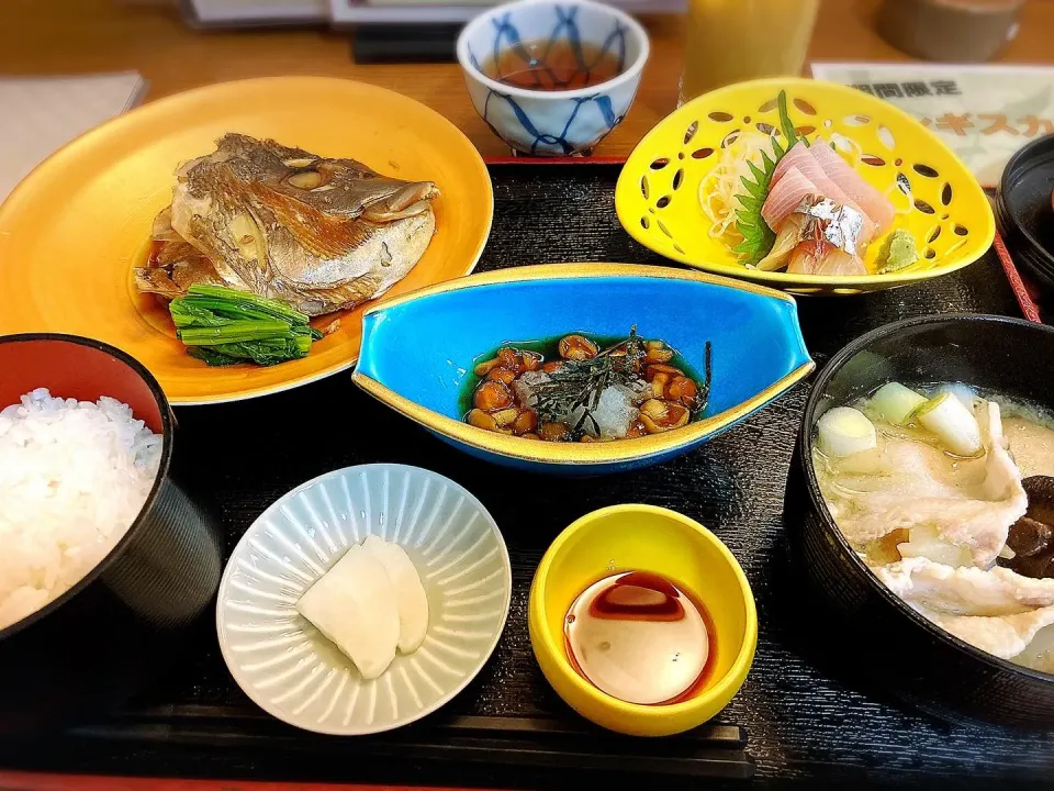 11月の月替定食（鯛かぶと煮・刺身２種・なめこおろし・庄内風芋煮・香の物・ごはん） ¥1,700|Blue Moon Caféさん