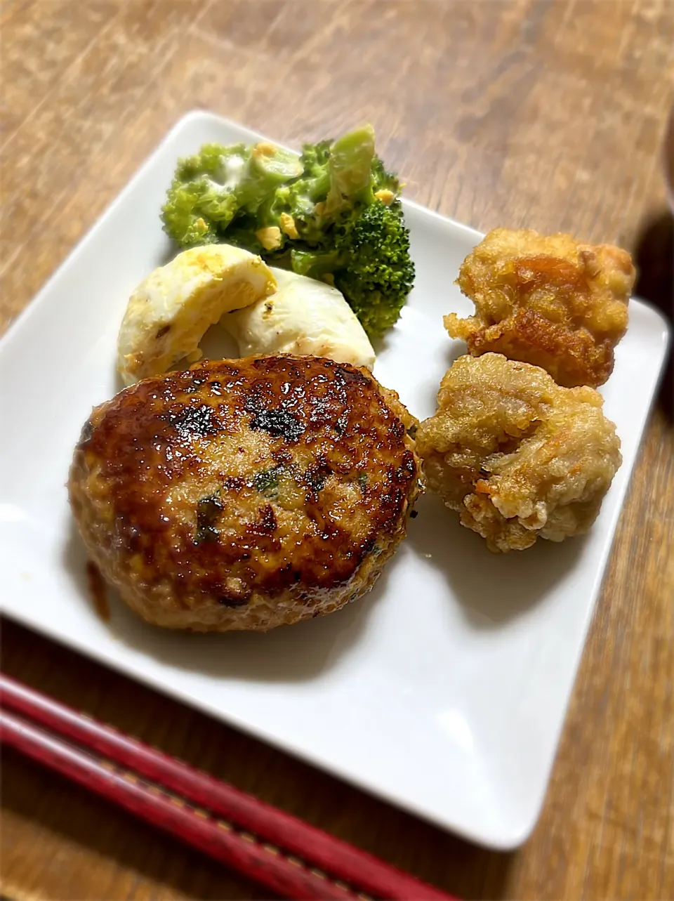 つくねバーグ・唐揚げ・ブロッコリーサラダ・具沢山味噌汁・ご飯|ちびろ菌さん