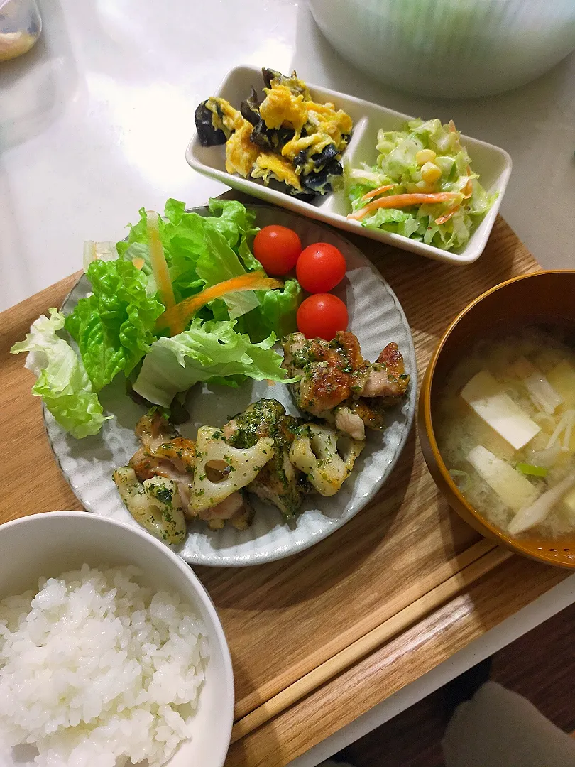 鶏肉とれんこんののり塩バター炒め
コールスロー
きくらげと卵の中華炒め
きのこと豆腐の味噌汁|羊さんさん