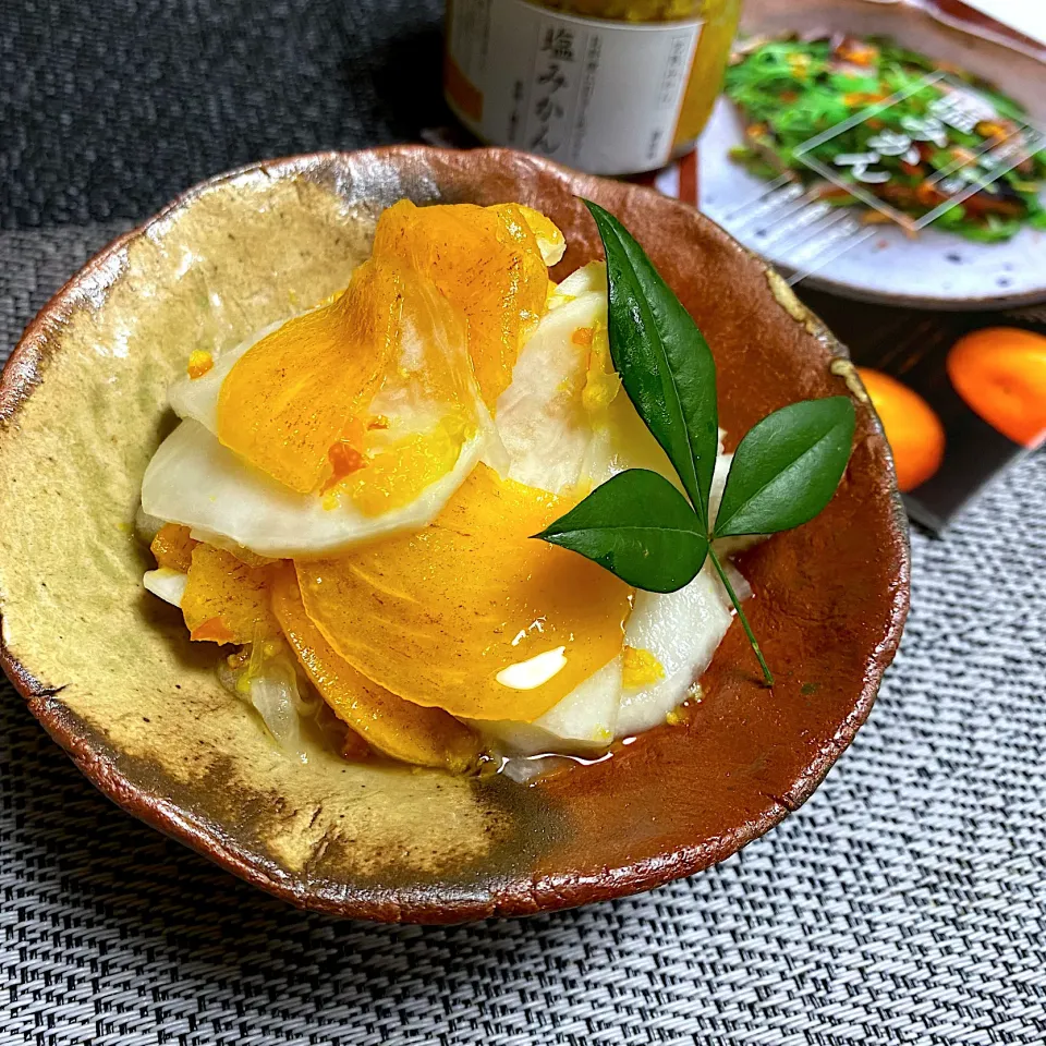 Snapdishの料理写真:塩みかんで、柿と蕪のなます|sakurakoさん