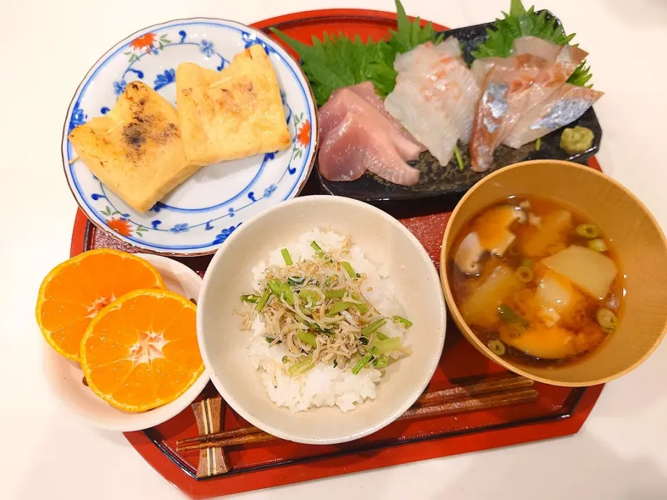 刺身三種盛り、納豆チーズの油揚げ包み、蕪の葉としらすのふりかけ、味噌汁、みかん|sorsmdさん