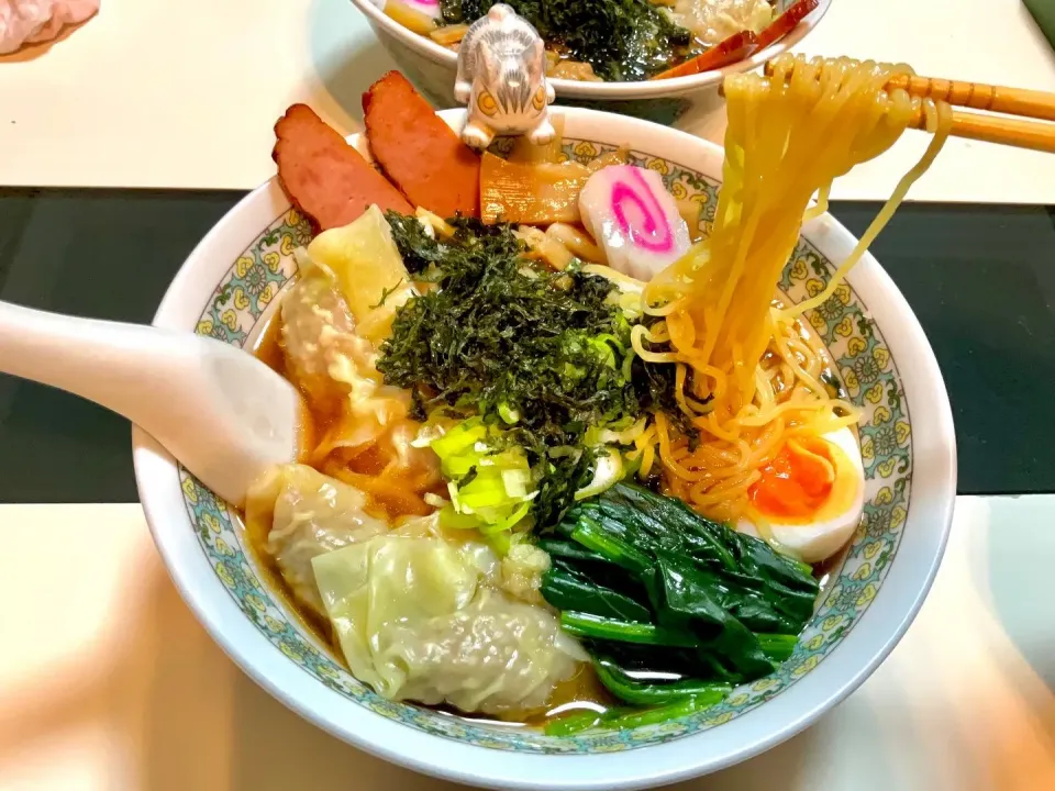 Snapdishの料理写真:肉ワンタン麺(醤油)
チャーシュー、メンマ、半熟玉子、ほうれん草、ネギ、ナルト、アオサ海苔とチョイとおろしニンニクの具沢山で。|Takeshi  Nagakiさん