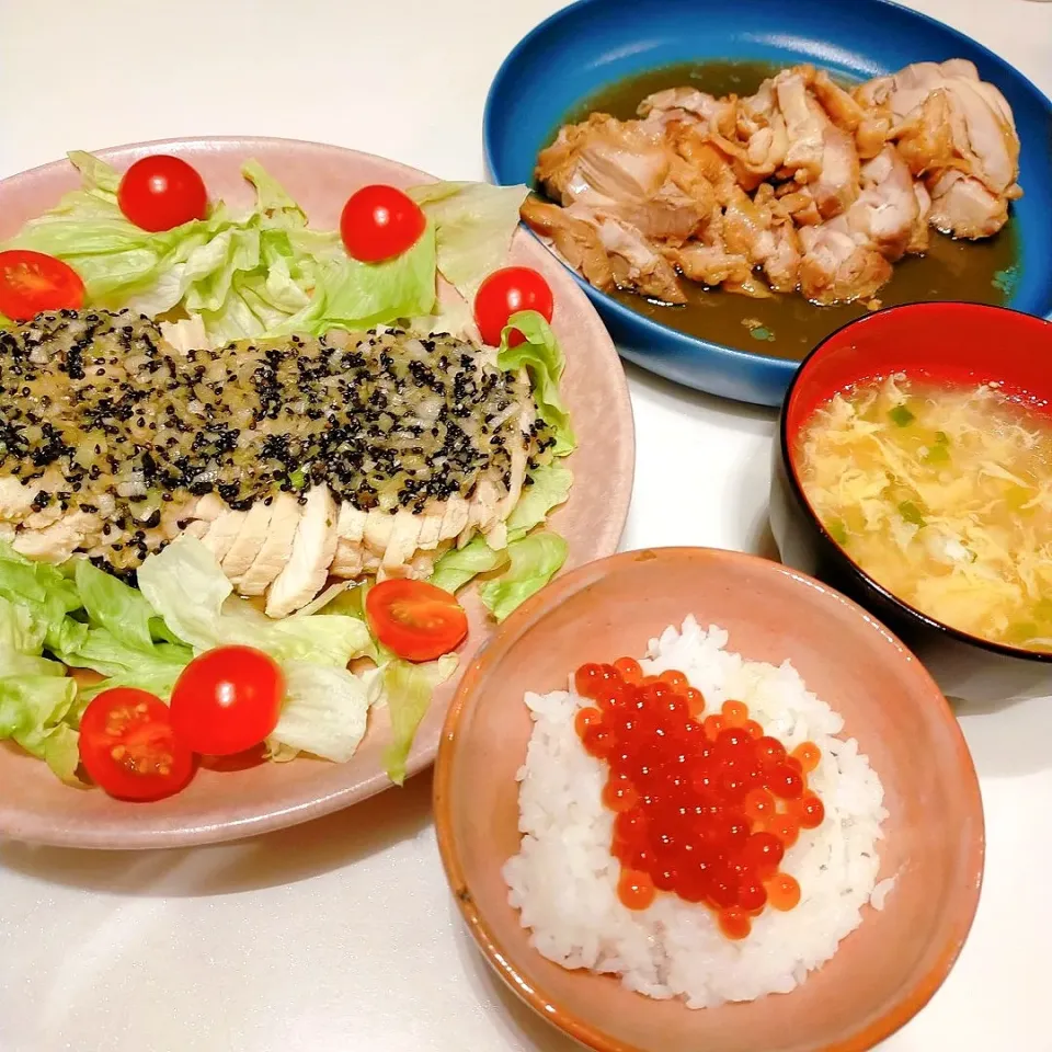 サラダチキン、鶏肉のほったらかし煮、ご飯、いくら、卵スープ|nikotan.syさん