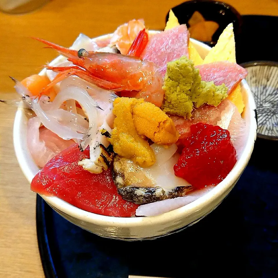 Snapdishの料理写真:海鮮丼1800円|noooさん