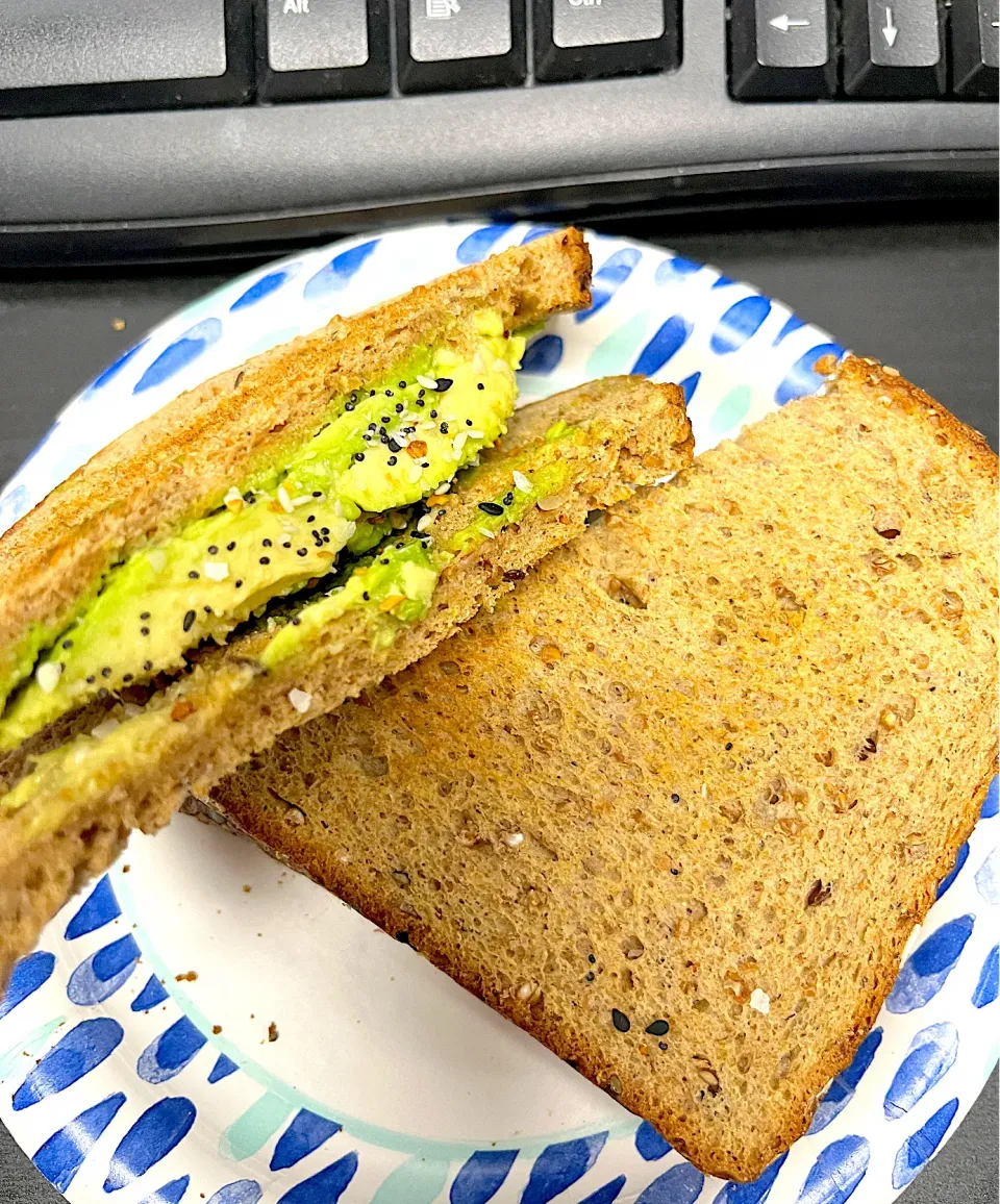 Avocado 🥑 Sandwich at work|🌺IAnneさん