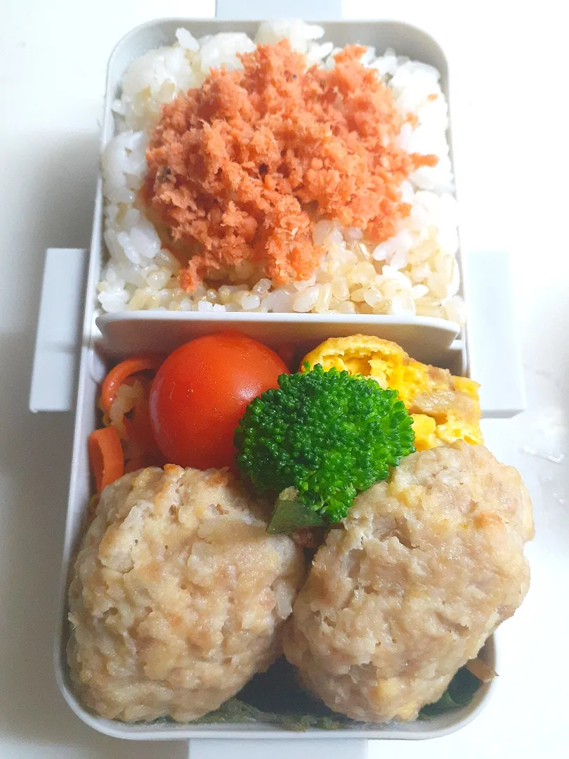 ☆中学生弁当☆玄米入り鮭ごはん、親子卵焼き(うどんスープ入り)、金平牛蒡、切干大根、ハンバーグ、ブロッコリー、ミニトマト|ｼｮｺﾗさん