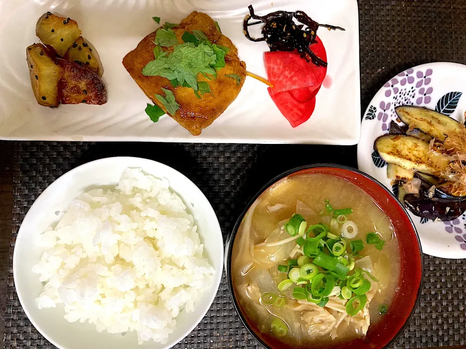 卵巾着、大学芋、昆布の佃煮、もものすけの今日の朝ごはん。甘酢漬けナスの炒めのおかか醤油。インゲンとキノコ、玉ねぎの味噌汁|ナタママさん