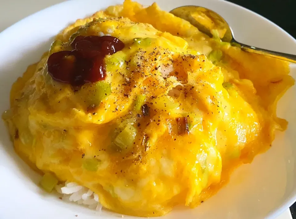 Omelette rice 😁
mozarella cheese + Green onions + salt & pepper 😋🤩|🌷lynnlicious🌷さん