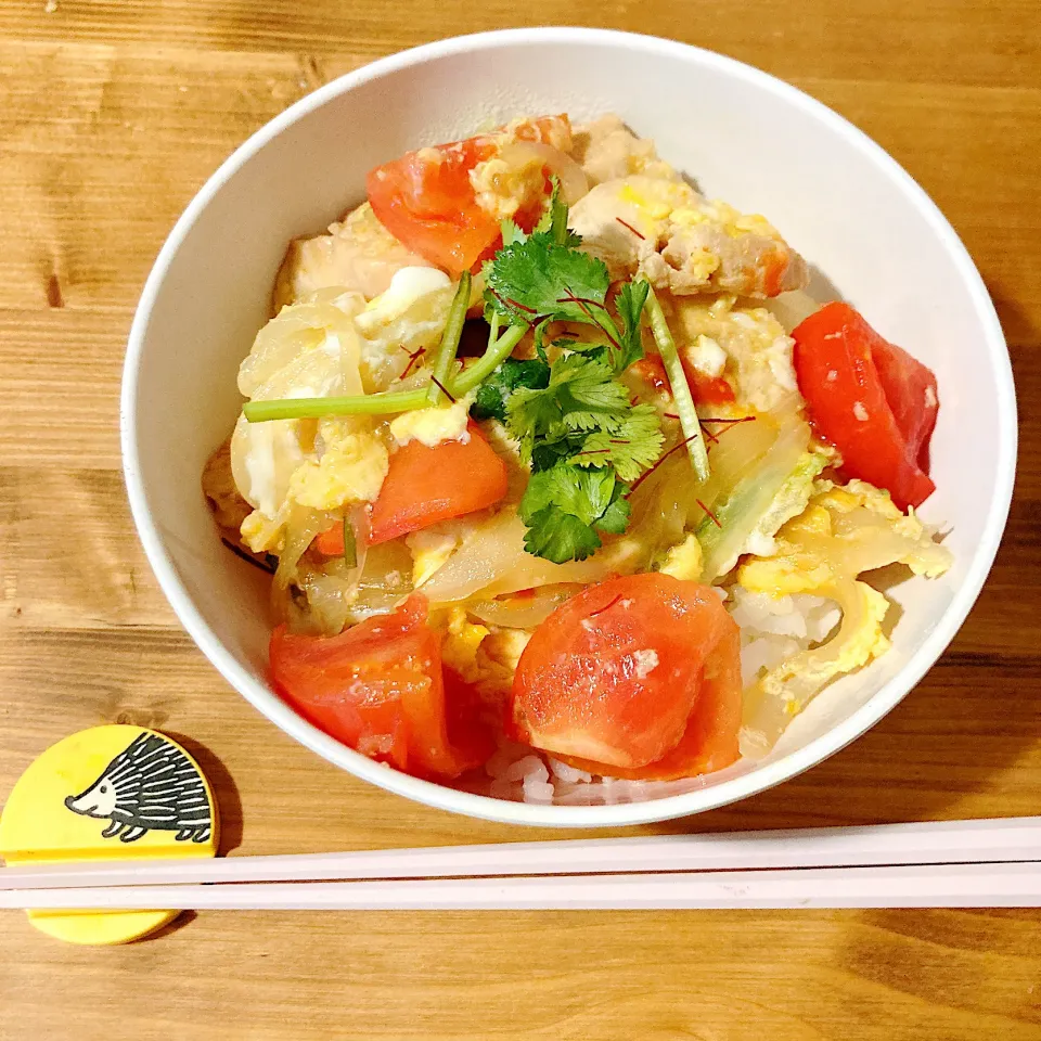 Snapdishの料理写真:蒸し鶏とトマ玉丼🎵|シャビーちゃんさん