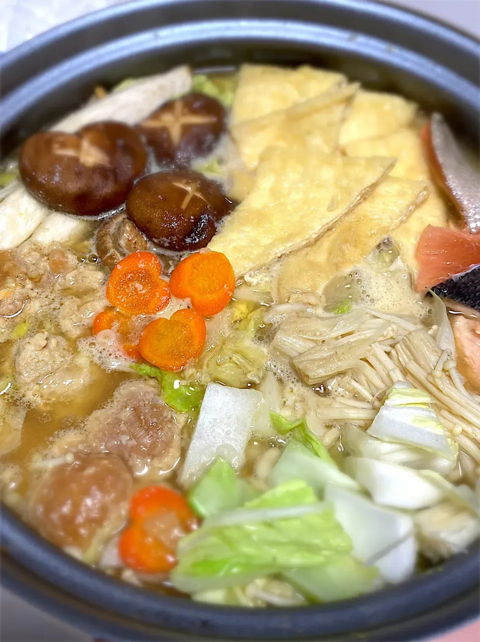 初味噌ちゃんこ鍋🍲昆布でお出汁を取ったら美味しい✨野菜もお肉も魚も食べれるし子供も食べやすいかも😋|けいmamaさん