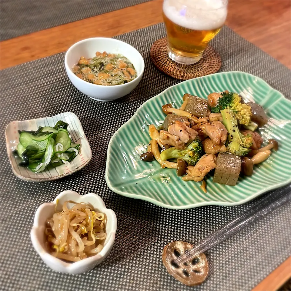 Snapdishの料理写真:鶏もも肉とこんにゃくのXO醬炒め
しらすときゅうり、わかめの酢のもの
もやしのナムル
めかぶ納豆|𓇼 Ⓢ Ⓗ Ⓘ Ⓝ Ⓞ Ⓑ Ⓤ 𓇼さん