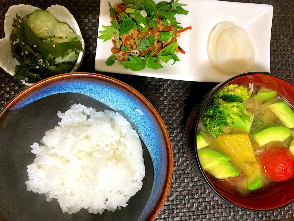 Snapdishの料理写真:今日のおすすめはアボカド🥑味噌汁です。|ナタママさん