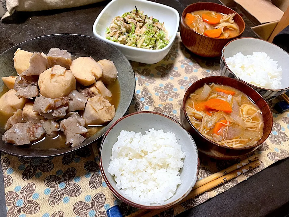 Snapdishの料理写真:晩ごはん★里いもとこんにゃくの煮物、白菜とツナのサラダ、みそ汁|ハルさん